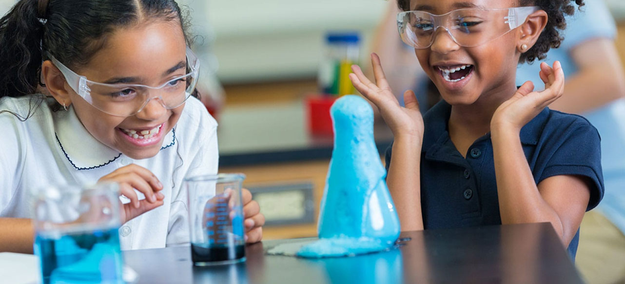 Hands on Museum - two girls doing chemistry and experimenting with reactions